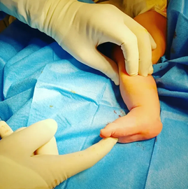Ortopedico pediatrico che visita il piede di un bambino