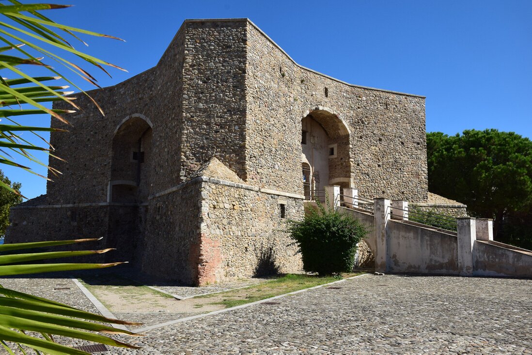 Strada tranquilla nel centro di una città con palazzi residenziali