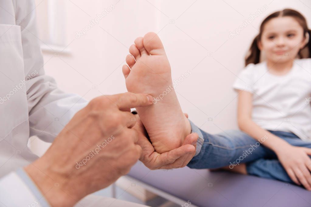 Esame clinico dell’alluce di un adolescente
