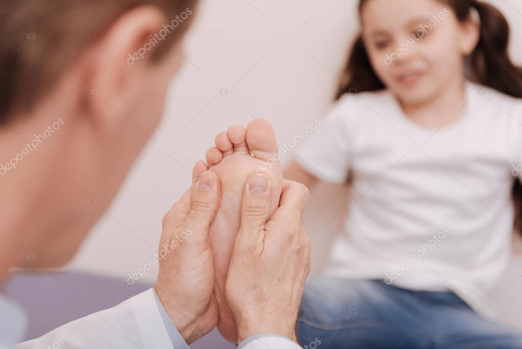 Visita ortopedica pediatrica del piede in ambulatorio