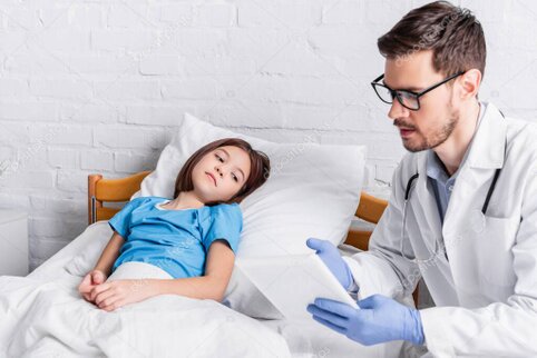 Medico pediatrico che accompagna un bambino in un reparto ospedaliero