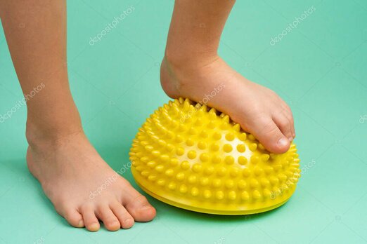 Ortopedico pediatrico che visita il piede di un bambino con piede piatto