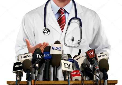 Ortopedico pediatrico intervistato in uno studio televisivo