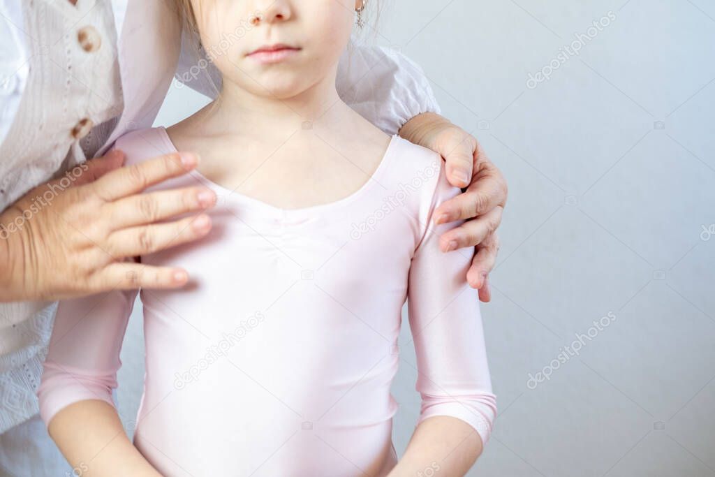 Bambino che indica il tallone dolorante durante la visita ortopedica