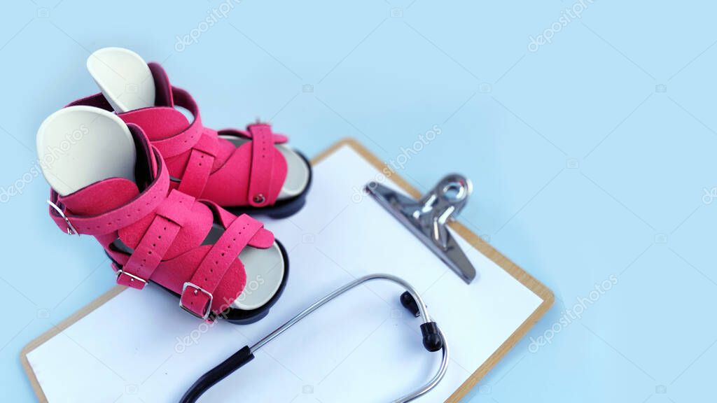 Piede torto congenito di neonato con apparecchio correttivo